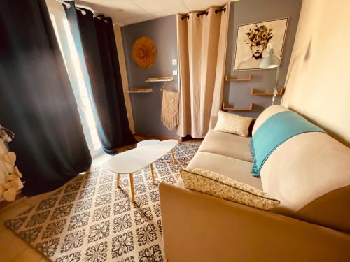Martigues House | Enjoy Oceanfront Comfort at Chez So' with Pool & Breakfast