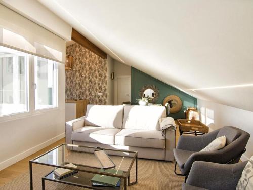 Centro - Sagrario Apartment | Stylish Chezmoihomes Loft with Private Terrace & High Rating