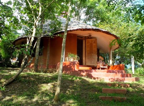 Chiang Dao Bed & Breakfast | Charming Chiang Dao Roundhouses: Oceanfront Family Retreat