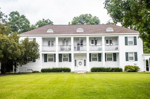 Mobile Apartment | Exclusive 1-Bedroom Condo near Downtown with Free Parking
