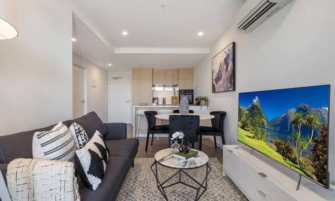 Moonee Ponds Apartment | Stylish 1-Bed with Pool, Gym & City Views for Your Stay
