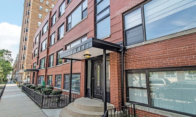 Forestview Condo | Chic 1-bedroom condo with AC, WiFi in superb Chicago