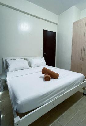 Iloilo House | Chic 1BR Getaway with Twin Balcony Charm