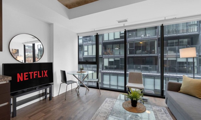 Wellington Place Hotel | Stylish 1BR Retreat in Vibrant King West - Downtown