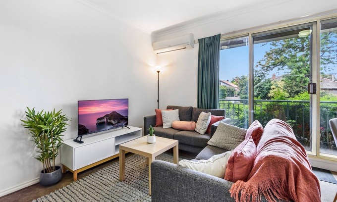 Windsor Apartment | Stylish 2-Bed Apartment Steps from Albert Park & Chapel St