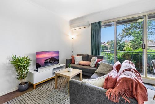 Windsor Apartment | Modern 2-Bed Apartment Steps from Albert Park & Chapel St
