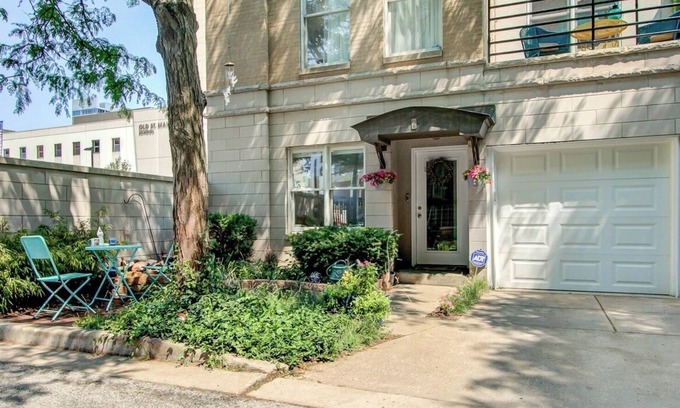 South Loop House | Stylish 2-Bedroom Townhouse with Rooftop in Downtown Chicago