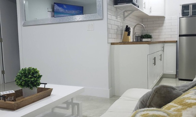 Parkside Apartment | Stylish 2 BR Retreat Near Hollywood Beach with Ocean Views