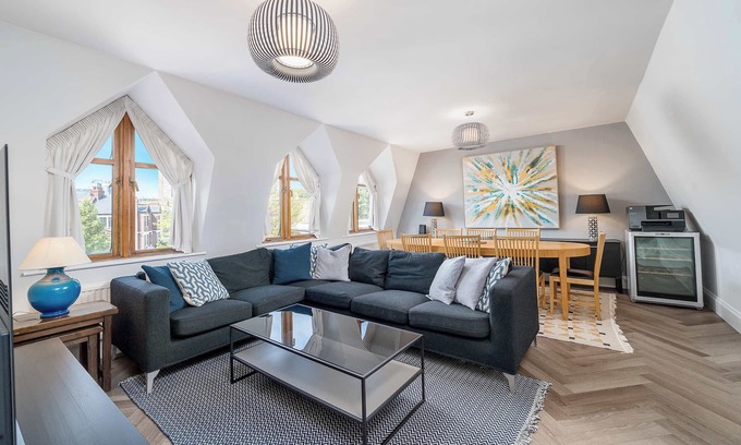 St. Mary's Park Apartment | Chic 2BR Battersea Flat - Terrace & Pet-Friendly