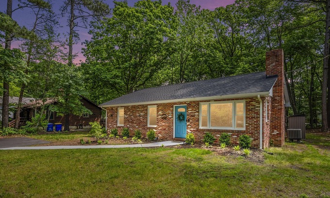 Stevensville House | Stylish 3 BR Cottage with Spa Near Chesapeake Bay