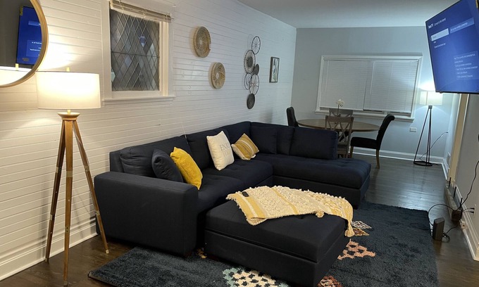 Oak Park House | Stylish 3-Bed Home with Free Parking Near United Center