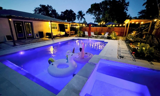 Central Oakland Park House | Chic 3BR Queen’s Oasis @ Blue Lizard- Adults ONLY