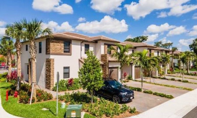 Survey Creek House | Stylish 3BR Resort Retreat with Spa & Pet-Friendly Perks