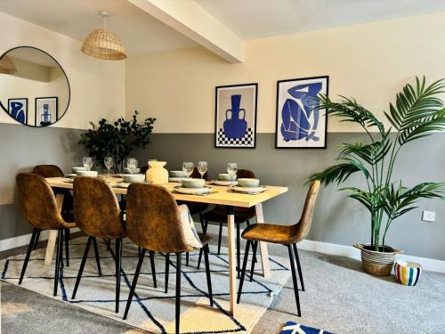Sherborne St. John House | Chic 5-bedroom House in Basingstoke with Parking by PureStay
