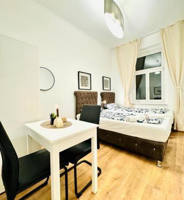 Liesing Apartment | Chic 5BR Apt for 10P, with Direct City Access
