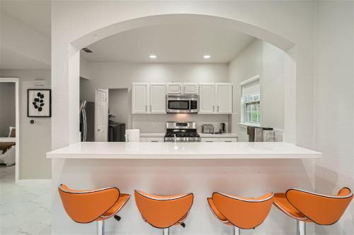 Foster Heights House | Stylish 8BR Retreat in Central East Austin for Groups