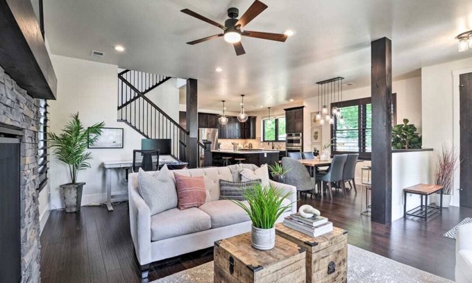 Martinez Park House | Chic Abode: Walk to Old Town, Rated 9.8 with Spa & Breakfast