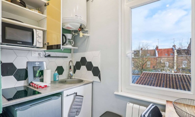 Sainte-Anne - Faubourg Noyon Apartment | Stylish Studio Retreat with Spa and Kitchen Amenities