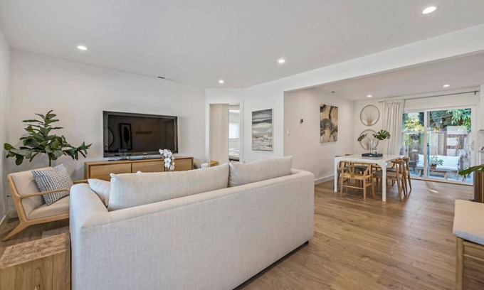 North Whisman House | Stylish Retreat in the Heart of Silicon Valley with Spa