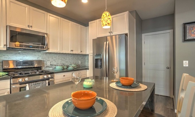 Mount Helix House | Stylish Oceanfront Guest House with Kitchen & 10/10 Rating
