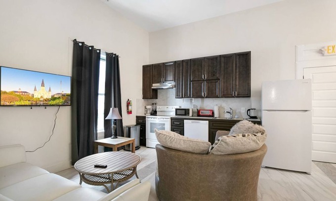 Faubourg Lafayette Condo | Trendy Urban Retreat with Kitchen & Breakfast in New Orleans