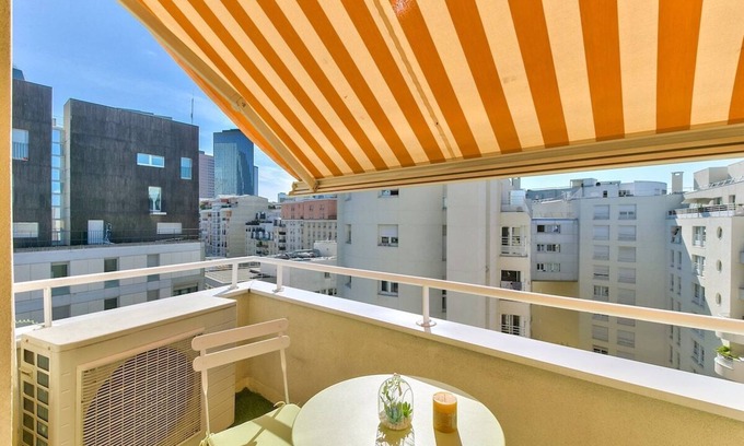 Faubourg de l'Arche Apartment | Modern Apartment with Pool and Kitchen, Parking Available