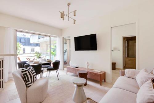 Arsenal Apartment | Stylish 1BD Marais Retreat with Balcony for Families