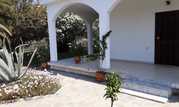 Nea Mesagkala Apartment | Trendy Apartment with Ocean View, Steps from the Beach