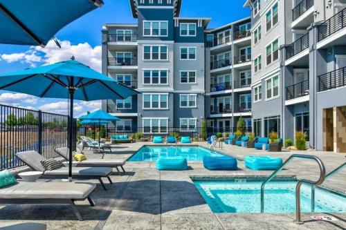Sparks Apartment | Stylish Apartment with Jacuzzi & Pool Near Casino