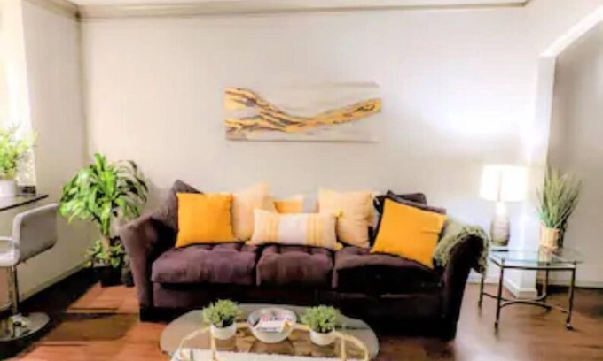 North Brookhaven Apartment | Stylish Atlanta Retreat with Pool and Gym Near Downtown