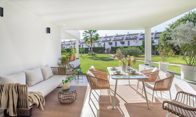Sitio de Calahonda Apartment | Chic beach apartment in Calahonda just a few steps from the sea