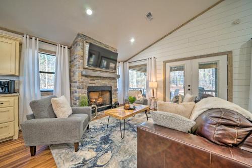 Hochatown Apartment | Relaxing Broken Bow Getaway with Hot Tub & Fire Pit