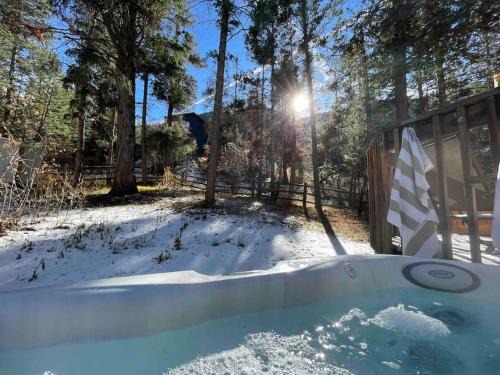 Cascade-Chipita Park Ski Chalet | Trendy Chalet with Hot Tub, Arcade Games, and Ping-Pong