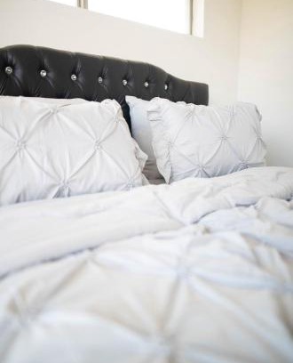 Peak's Suburban Addition Apartment | Peaceful 1BR Escape - Family-Friendly & Guest Rated 10/10