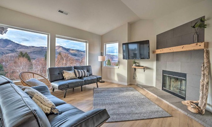 Chelan Apartment | Stylish Chelan Condo with Balcony, Steps to Lake & Downtown