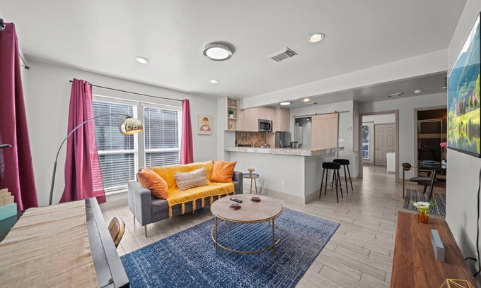 Hyde Park Apartment | Chic Condo in Montrose-Close to everything!