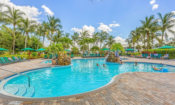 Naples Condo | Modern Condo with Pool, Tennis & Gym on Golf Course