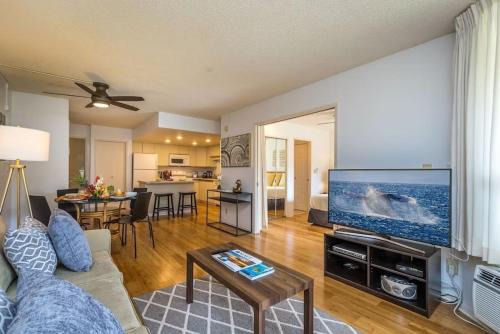 Kihei Apartment | Stylish Condo Steps from White Sandy Beach with Pool Access