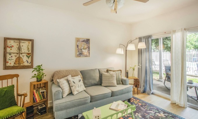 Gainesville House | Stylish Condo Near UF with Pool & Family-Friendly Amenities