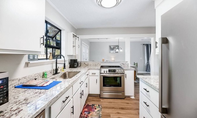 North Charleston House | Stylish 3-Bed Townhome with Breakfast in N. Charleston