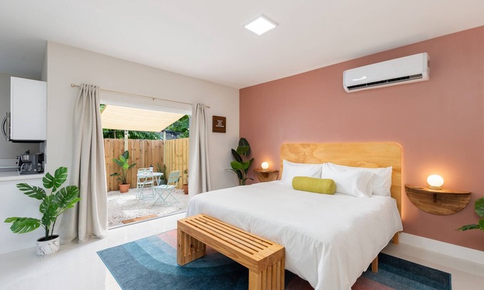 Buena Vista Apartment | Trendy Deco Retreat with King Bed and Spa Amenities
