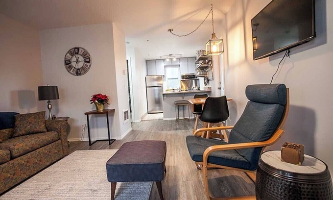 Hood River Condo | Chic Design - 1 Bedroom, Pull out sofa, 2 Bathrooms - Walking Distance to Downtown Hood River
