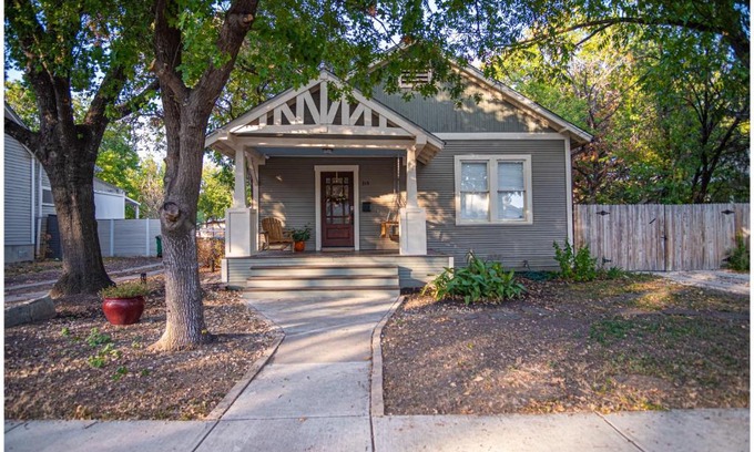 Southtown House | Stylish Downtown Farmhouse with Garden & Family-Friendly Perks
