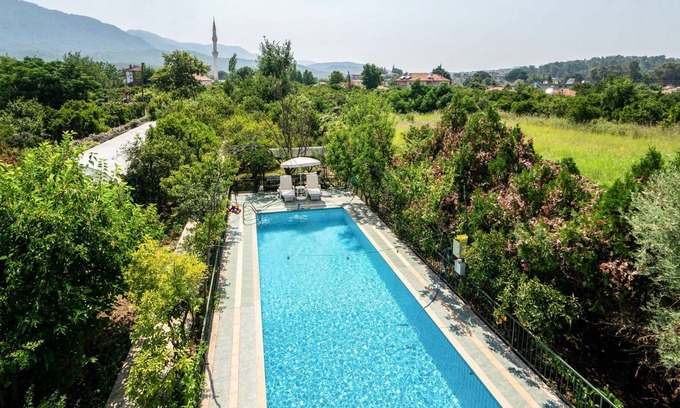 Koycegiz House | Trendy Flat with Shared Pool & Garden in Dogusbelen