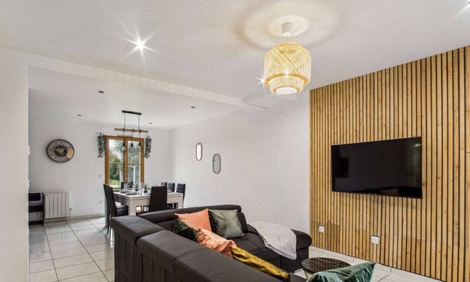 Meaux Apartment | Chic friendly and spacious house