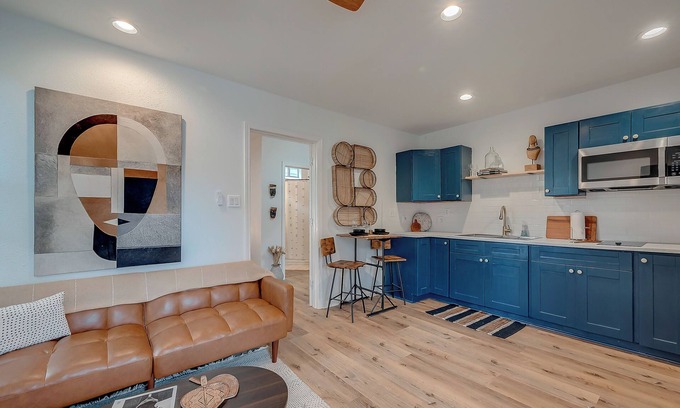 Lawndale/ Wayside Apartment | Chic Guesthouse in Eastwood