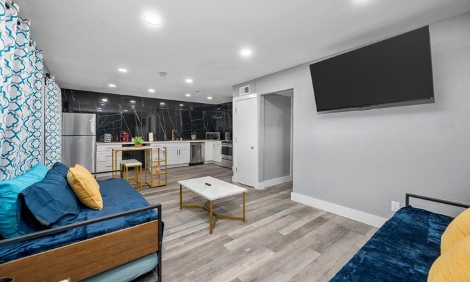 Houston Heights Apartment | Chic Heights Retreat with Pool and Free Parking