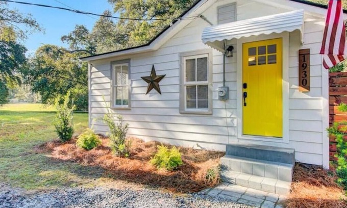 Johns Island Cottage | Stylish Johns Island Cottage with King Bed & Smart TVs
