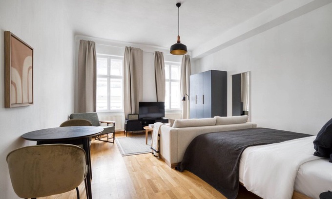 Josefstadt Apartment | Modern Josefstadt Studio: Walk to Bars & Metro U6