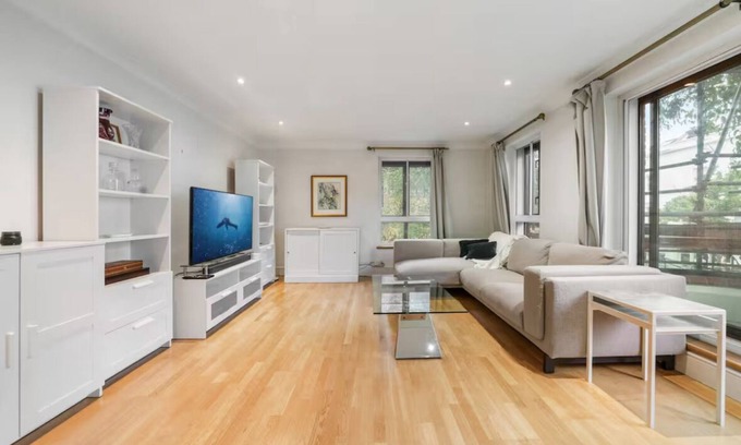 Abingdon Apartment | Chic Kensington Apartment with Pool, Gym, Sauna, Balcony & 24-Hour Concierge